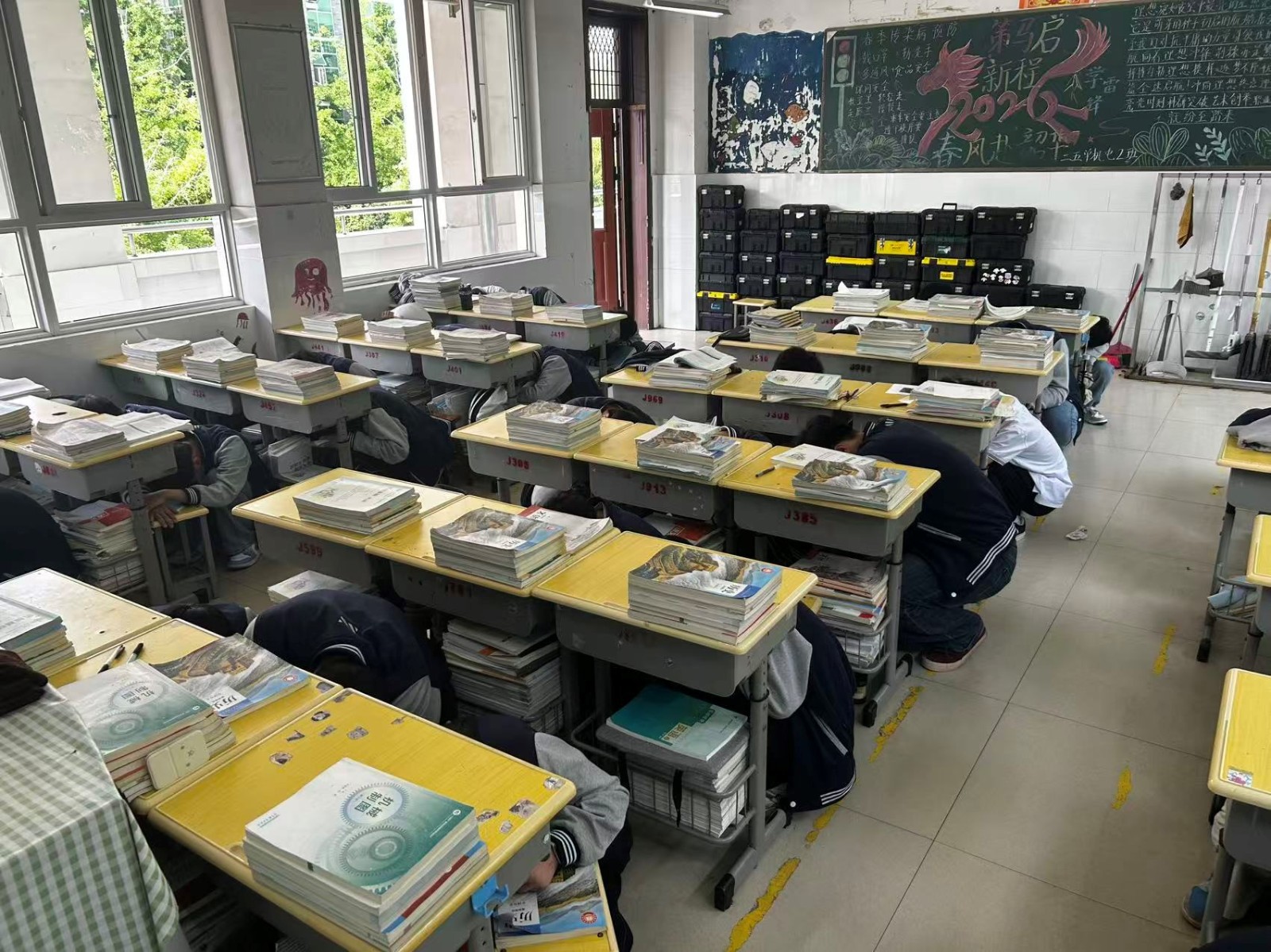 图2 学生利用课桌避险.jpg 图2 学生利用课桌避险.jpg