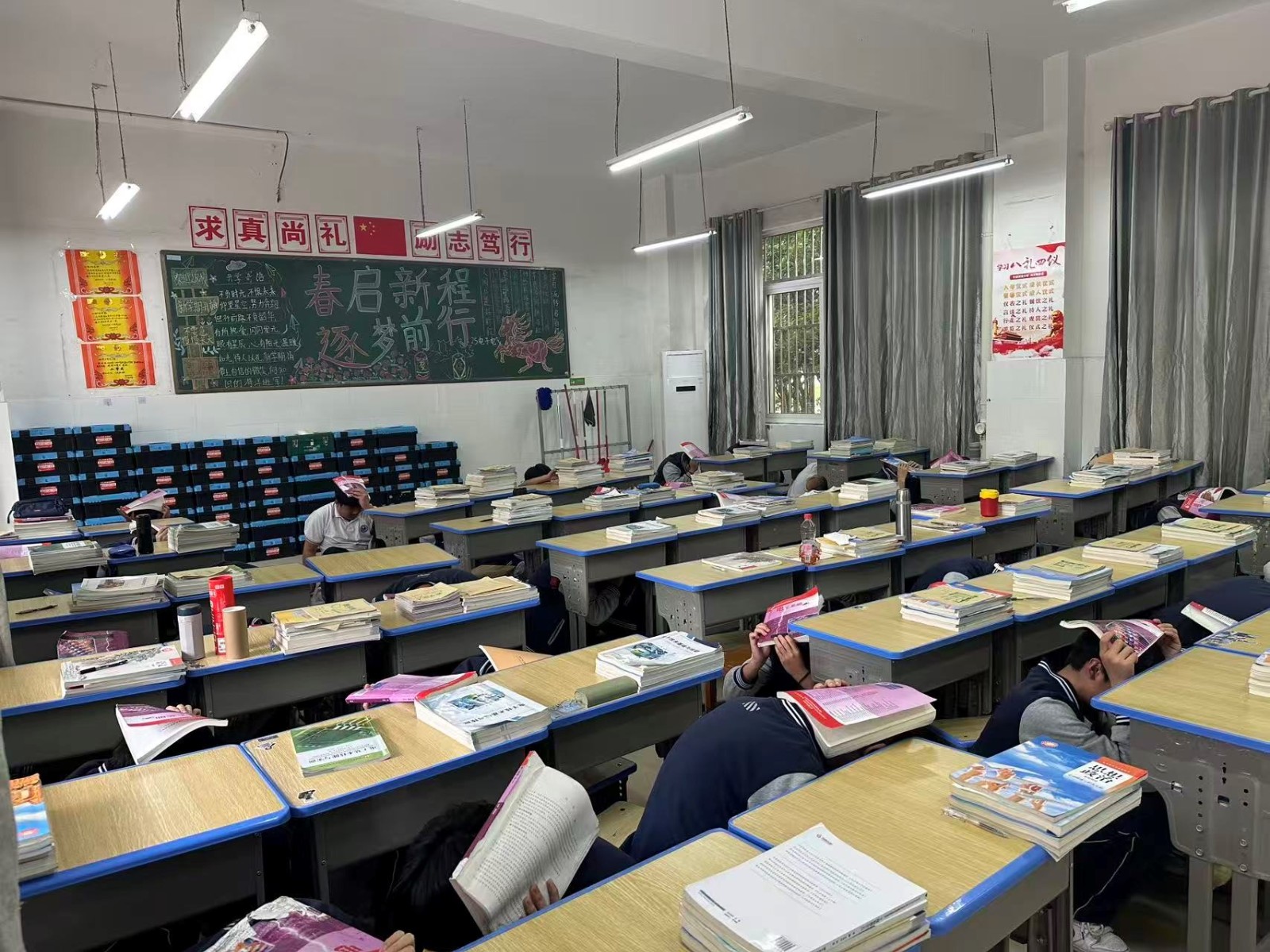 图1 教室内避险.jpg 图1 教室内避险.jpg